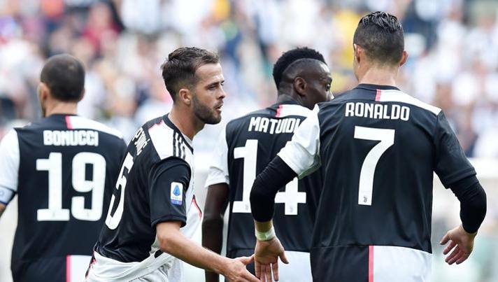 Pjanic e Cristiano Ronaldo si congratulano a vicenda. Ansa Pjanic e Cristiano Ronaldo si congratulano a vicenda. Ansa