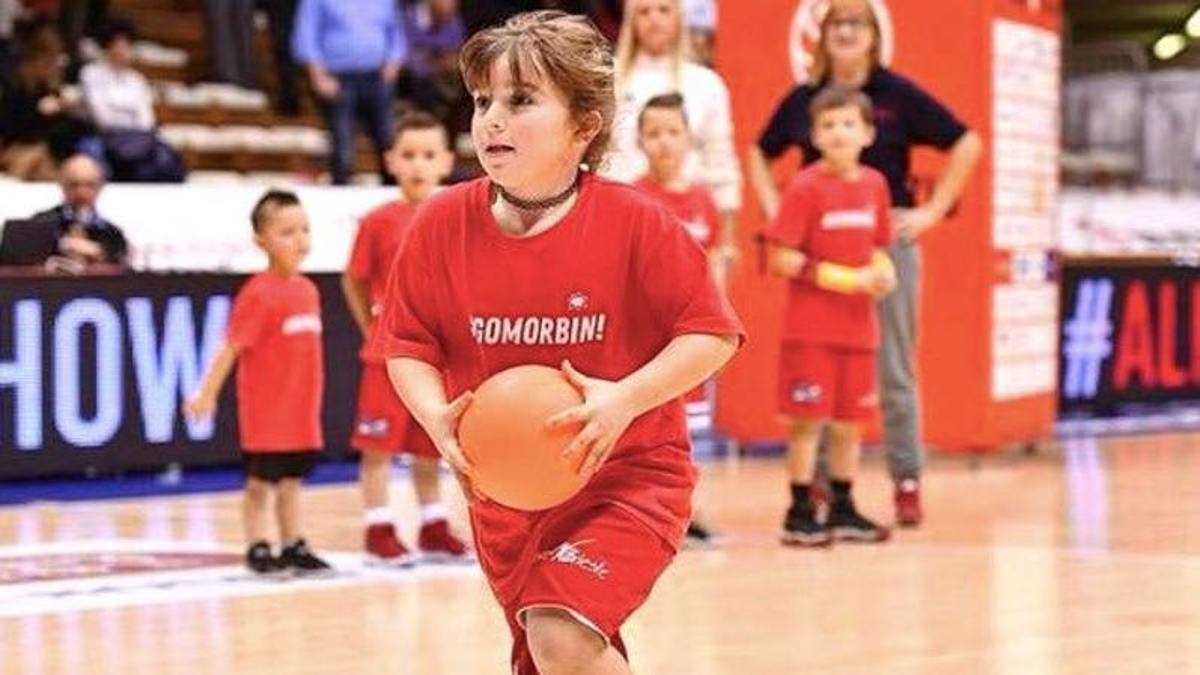 La piccola Sveva non ce l'ha fatta, su tutti i campi d’Italia verrà ricordata con un minuto di applausi