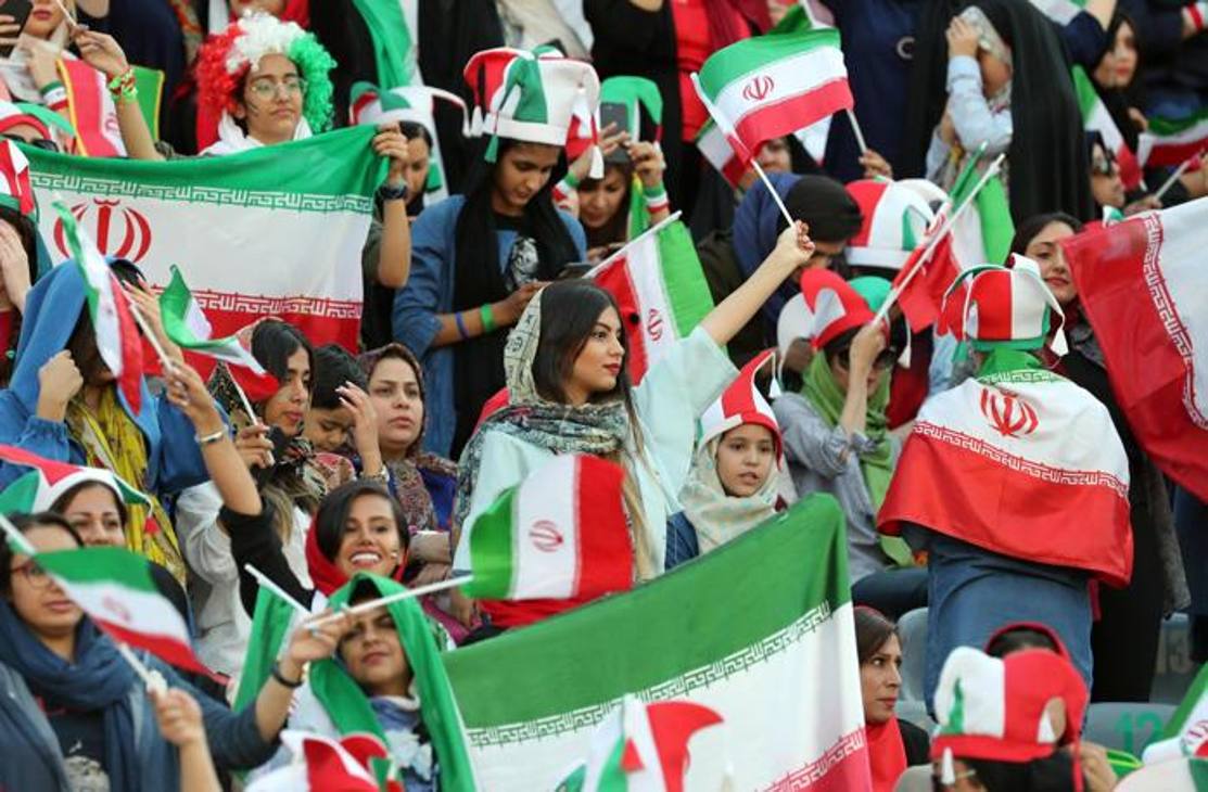  Iran-Cambogia, gara valida per le qualificazioni al Mondiale 2022, segna una svolta storica: per la prima volta in Iran le donne possono tifare allo stadio la nazionale. EPA  