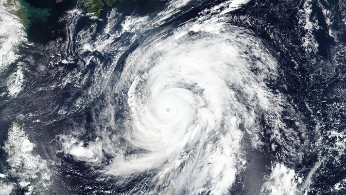 Il tifone potrebbe pregiudicare il programma della gara di automobilismo. AP