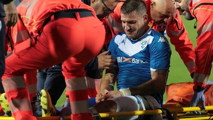 Daniele Dessena portato via in barella. Getty