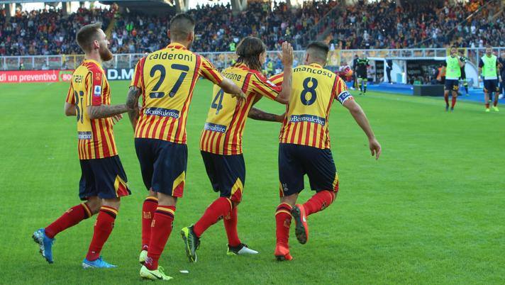 L’esultanza dei giocatori del Lecce. Ansa L'esultanza dei giocatori del Lecce. Ansa