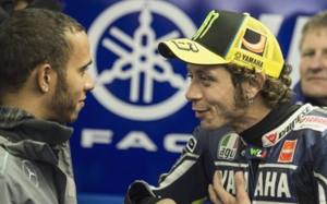 Rossi In Formula 1 Hamilton In Motogp Lo Scambio Dell Anno Ha Finalmente Una Data La Gazzetta Dello Sport