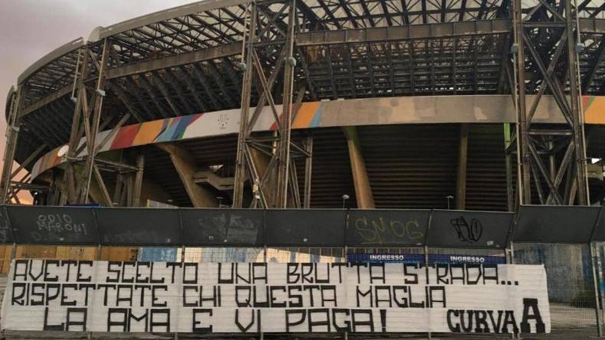 Napoli, striscioni contro i giocatori nei luoghi simbolo - La Gazzetta dello Sport