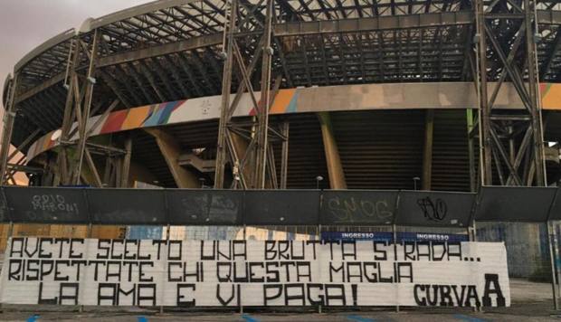 Lo striscione che è stato appeso davanti allo stadio San Paolo 