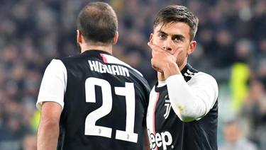 Juve Panchina D Oro Con Higuain Douglas Costa E Dybala La