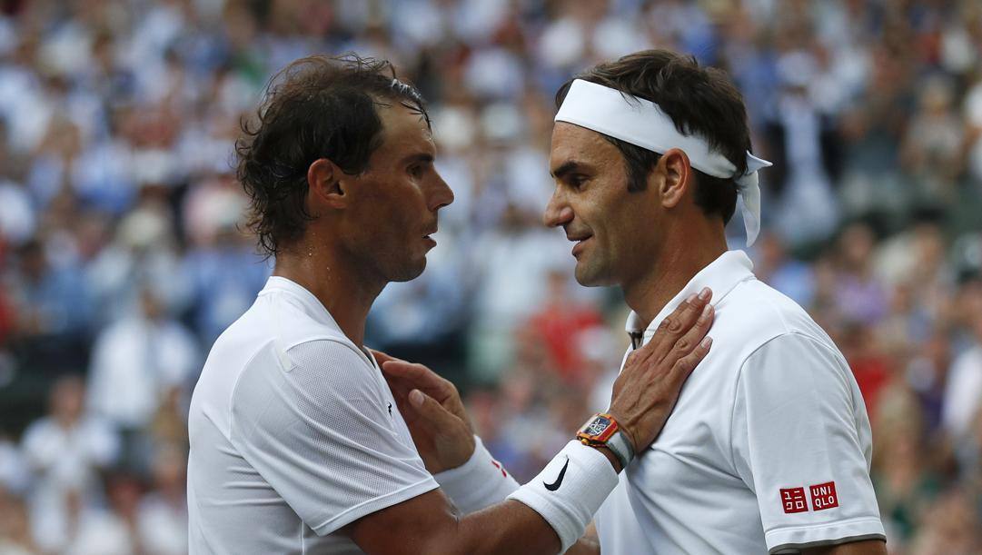 Rafa Nadal e Roger Federer si salutano dopo la semifinale di Wimbledon 2019, vinta in 4 set dallo svizzero. AP 