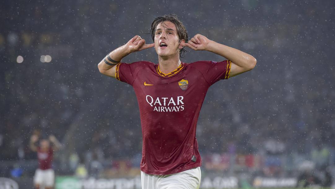 Nicolò Zaniolo esulta sotto la pioggia dopo il gol in Europa League al Borussia Monchengladbach. Lapresse 