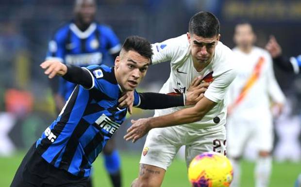 Lautaro Martinez, 22 anni, attaccante dell'Inter, e Gianluca Mancini, 23, difensore della Roma. LaPresse 
