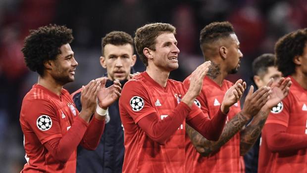 Il gruppo del Bayern festeggia la vittoria di ieri sera contro il Tottenham nel 6° turno del girone di Champions. Epa 
