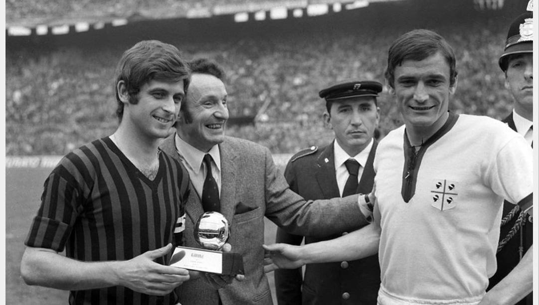 Gianni Rivera premiato nel 1969 con il Pallone d'Oro, accanto a Gigi Riva. 