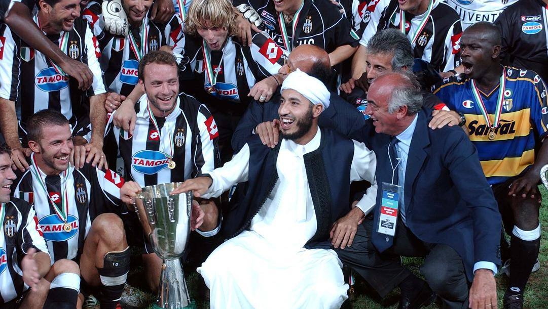 La Juventus festeggia a Tripoli la Supercoppa 2002 insieme ad Al Saadi Gheddafi. Lapresse 