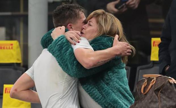 Esposito abbraccia la madre a bordo campo Esposito abbraccia la madre a bordo campo