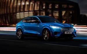 La Ford Mustang Mach-E, il primo Suv elettrico dell'ovale blu, avrà un motore da 255 cavalli con autonomia dichiarata di 370 chilometri, ad un prezzo di partenza di 40.000 euro