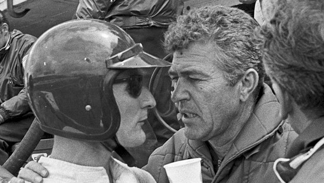 Carroll Shelby, a destra, parla col suo pilota Ken Miles durante la 24 ore di Le Mans 1966 vinta dalla Ford. Getty Images 
