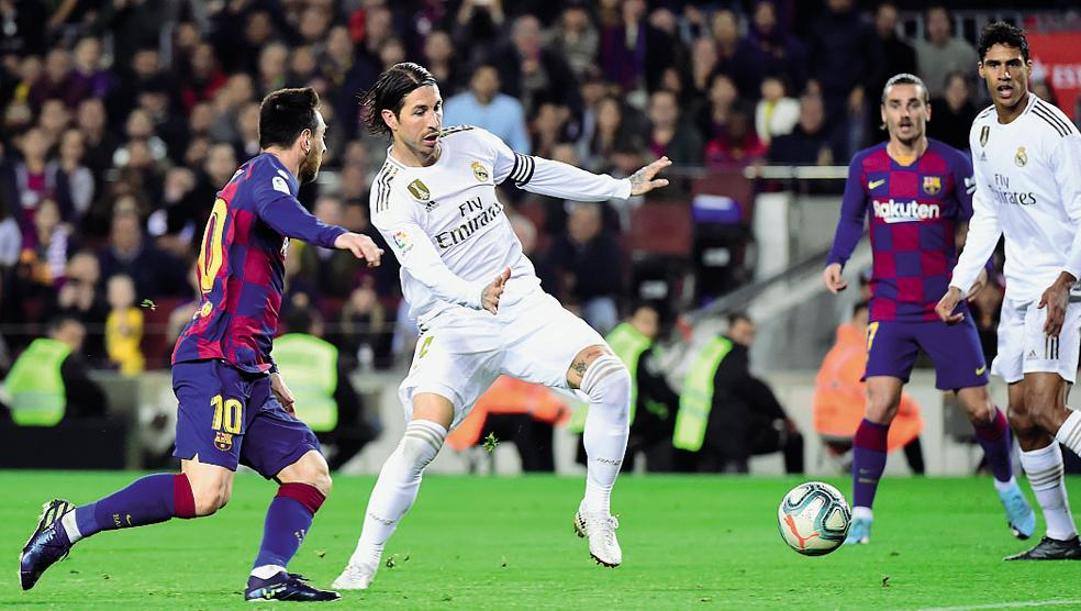 Leo Messi, 32 anni, e Sergio Ramos, 33, nell'ultimo Clasico finito 0-0. Afp 