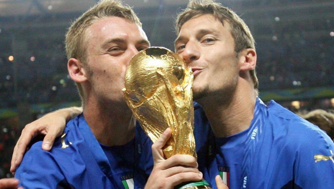 Daniele De Rossi e Francesco Totti con la Coppa del Mondo 2006. Ansa 