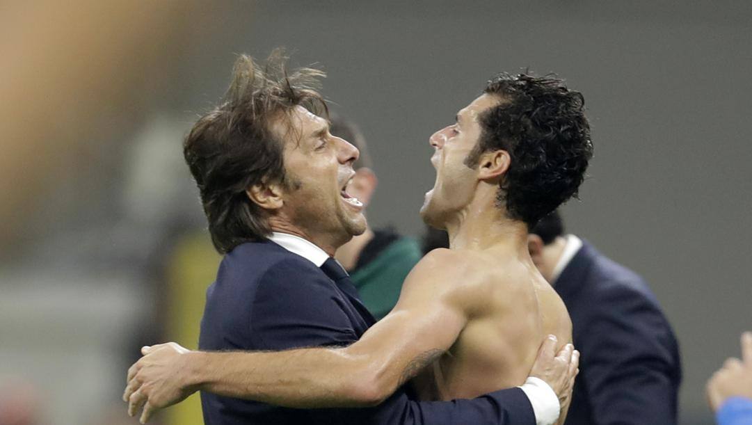 Antonio Candreva e Antonio Conte esultano dopo un successo Inter. Ap 