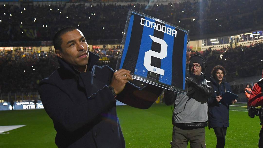 Ivan Cordoba (classe '76) premiato da Inter Forever prima dello 0-0 contro la Roma del 6 dicembre. GETTY 