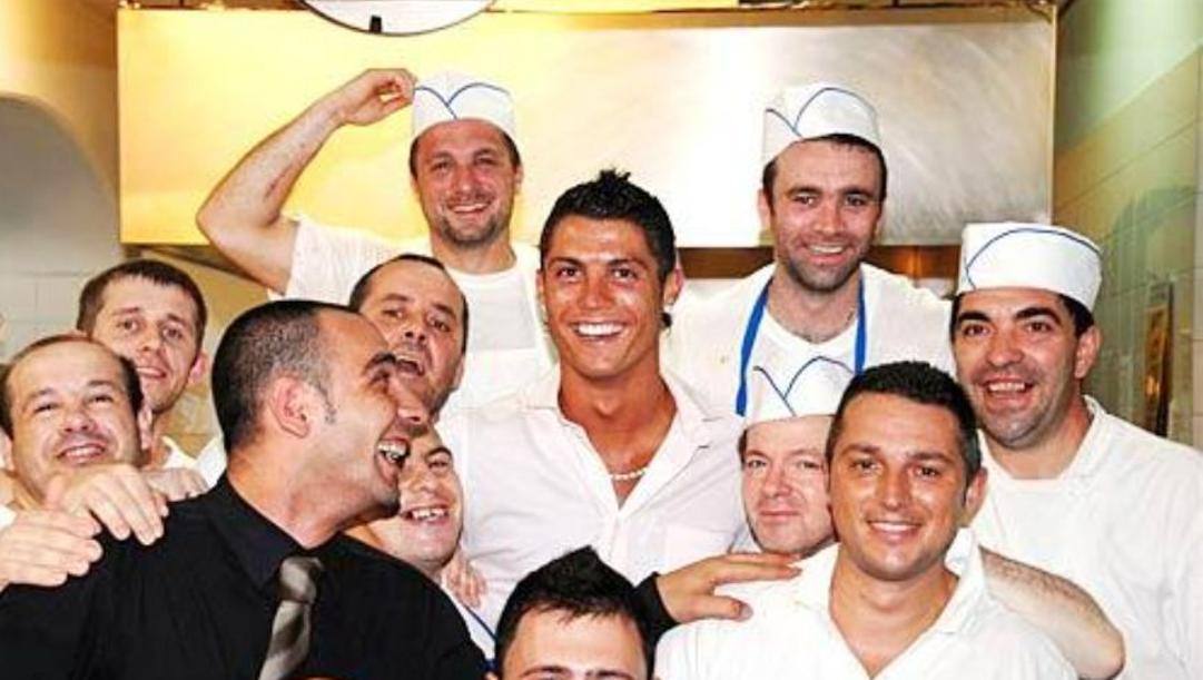 Cristiano Ronaldo nel 2008 in un famoso locale di Capri. 