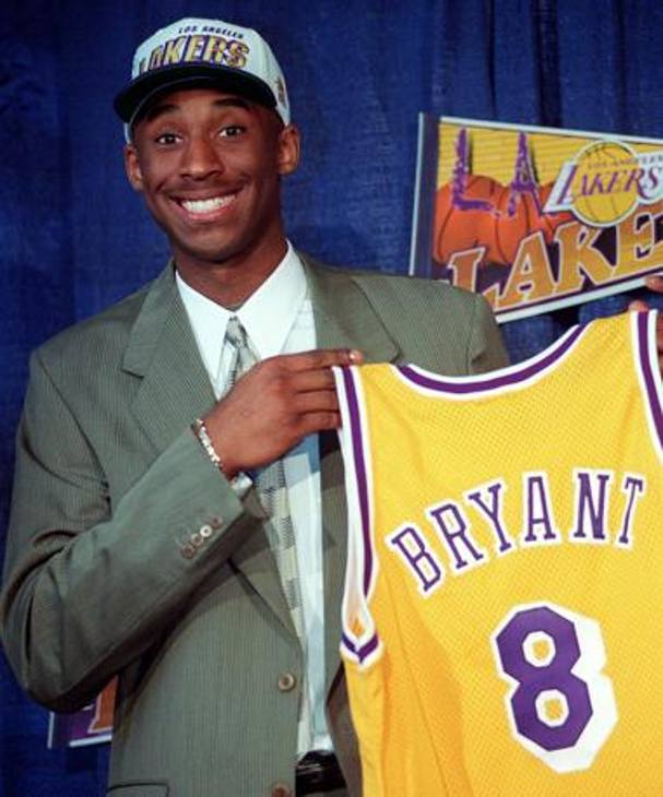  12 luglio 1996, Kobe Bryant diventa un giocatore Nba. Preso dai Charlotte Hornets come scelta numero 13, viene subito girato ai Los Angeles Lakers per Vlade Divac. Con i gialloviola vincerà 5 titoli Nba in 20 anni. Ap  