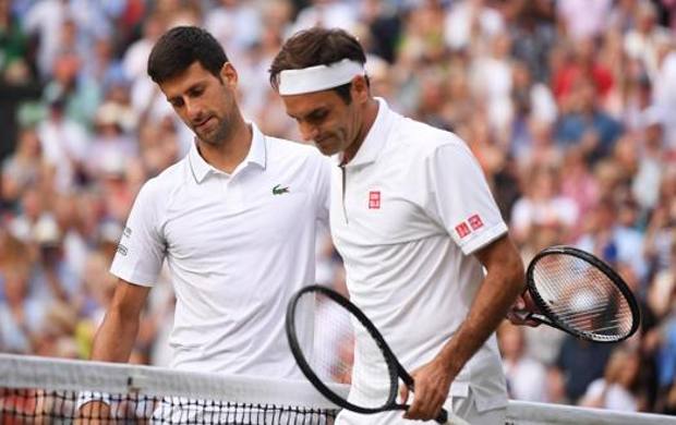 Novak Djokovic e Roger Federer dopo la finale di Wimbledon del 2019 EPA 