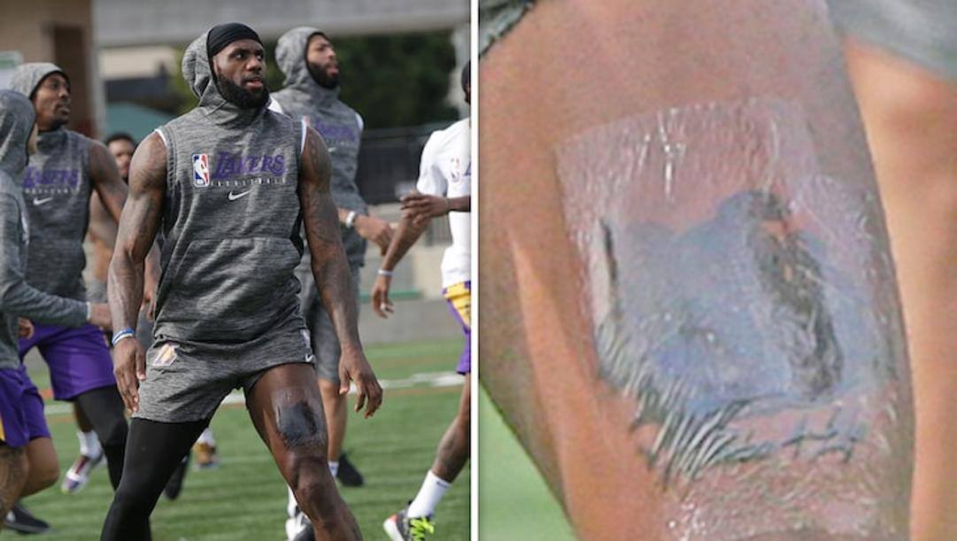 LeBron James agli allenamenti dei Lakers con il nuovo tatuaggio per Kobe Bryant. Ap 
