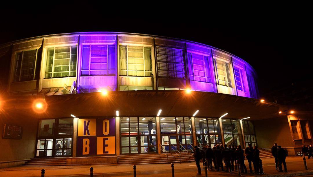 Il PalaDozza di Bologna coi colori dei Lakers per Kobe CIAM 