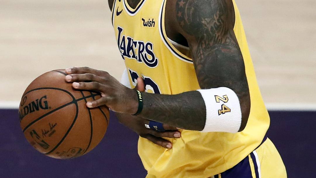 LeBron James ha onorato anche  con gli accessori Kobe Bryant nella gara contro Portland. Epa 