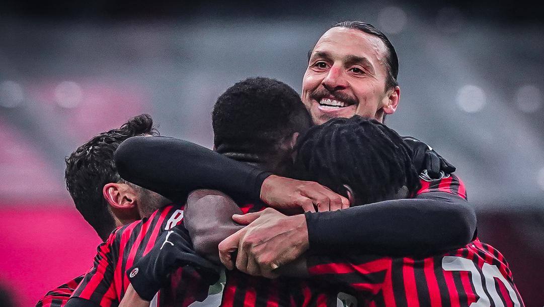Zlatan Ibrahimovic, 38 anni, abbraccia i compagni del Milan. LaPresse 