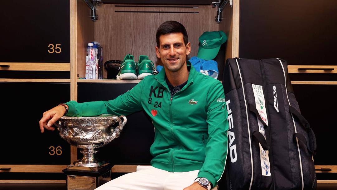 Novak Djokovic posa col trofeo degli Australian Open. 