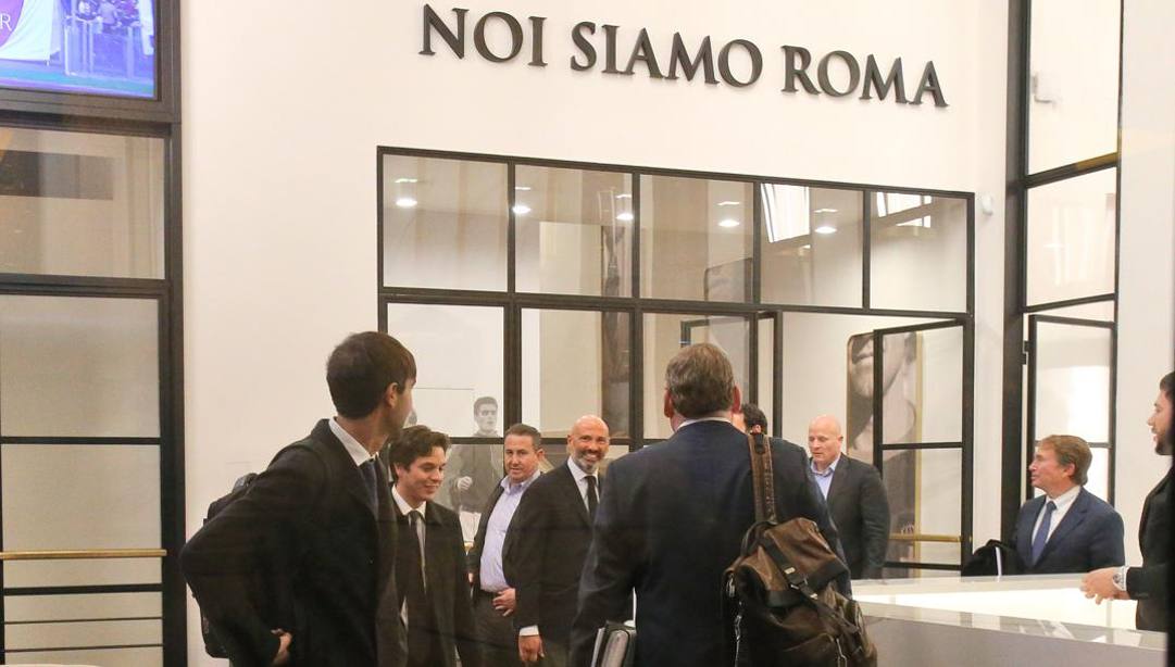 I legali all'ingresso della sede della Roma all'Eur. Mancini 