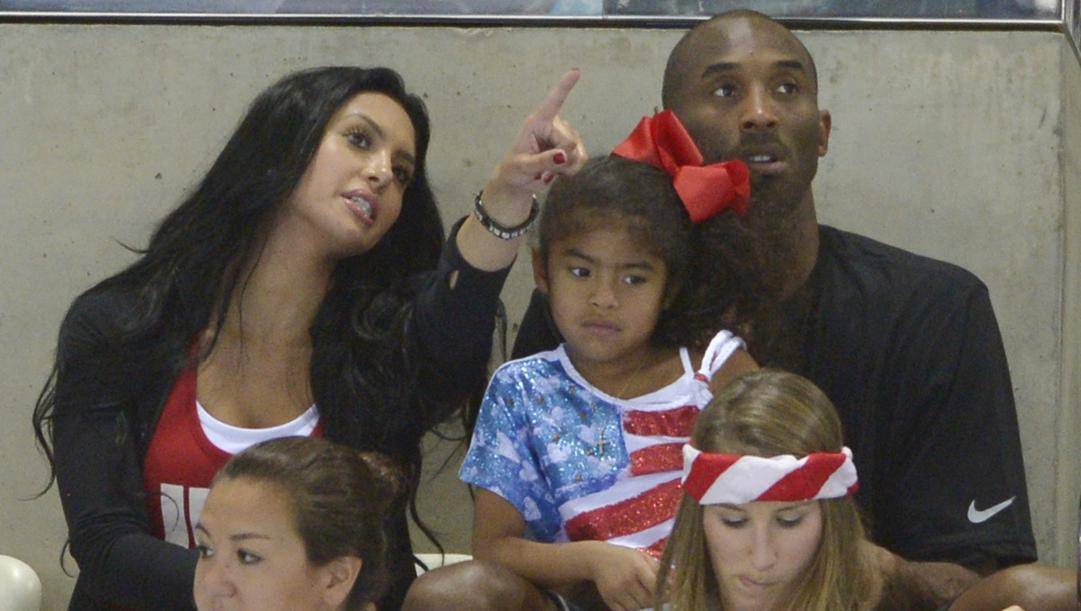 Una foto del 2012 con Vanessa Bryant, Kobe e la figlia Gianna. Ap 