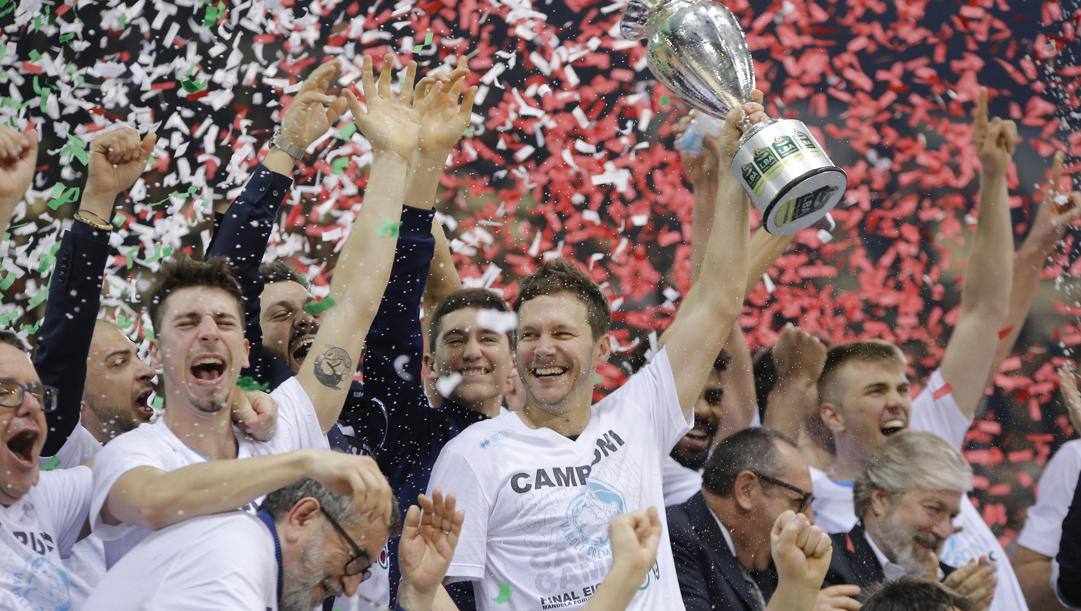 Travis Diener con la Coppa Italia vinta nel 2019 con Cremona. Ciamillo 