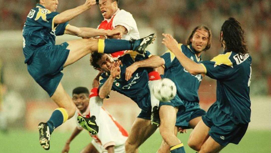 Conte in un'azione molto concitata di Juventus-Ajax, 22 maggio 1996. Allsport 