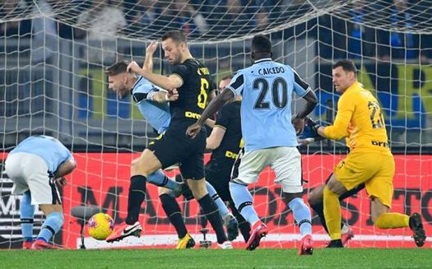 Il contatto tra De Vrij e Immobile: rigore per la Lazio. Afp