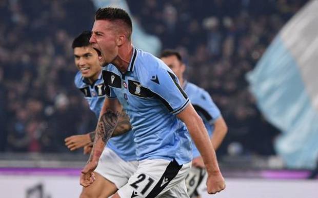 Milinkovic festeggia così il gol dell’1-0. LaPresse