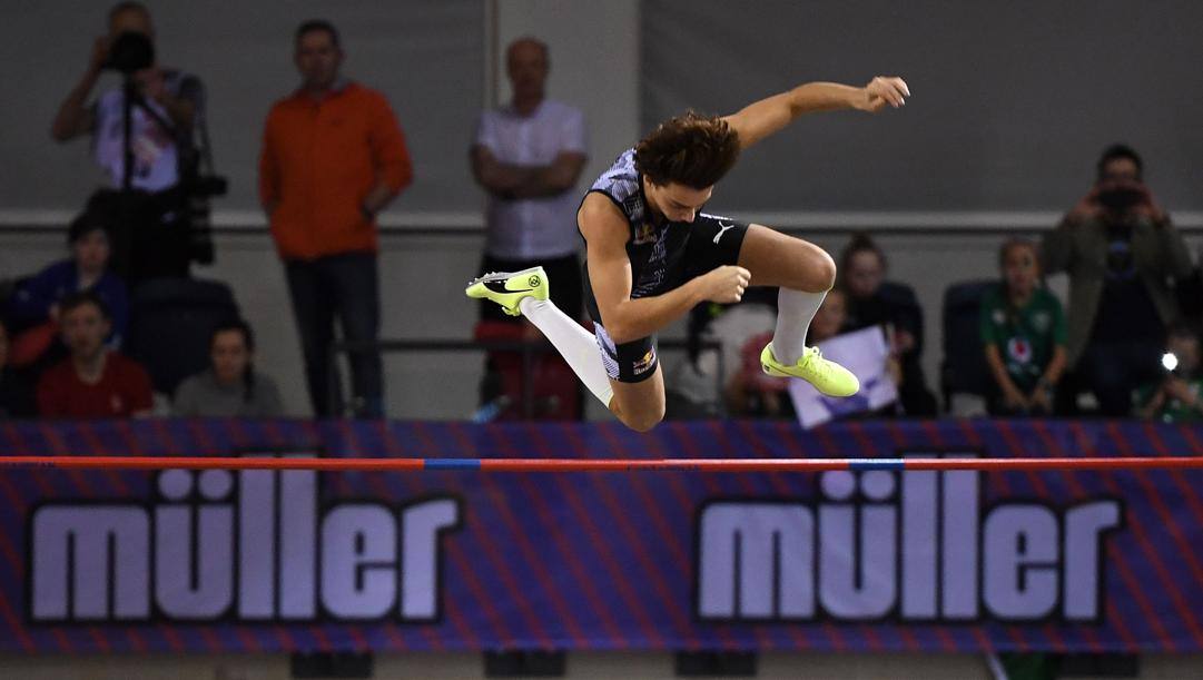 Armand Duplantis , 20 anni, a Glasgow migliora il suo primato mondial e lo porta a 6.18 metri. (Afp) 