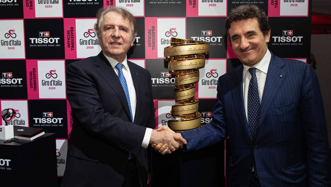 Francois Thiébaud, Presidente di Tissot e Urbano Cairo, Presidente di RCS MediaGroup con il Trofeo Senza Fine del Giro d'Italia 