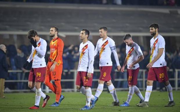 I giocatori della Roma dopo il k.o. di Bergamo. LaPresse 