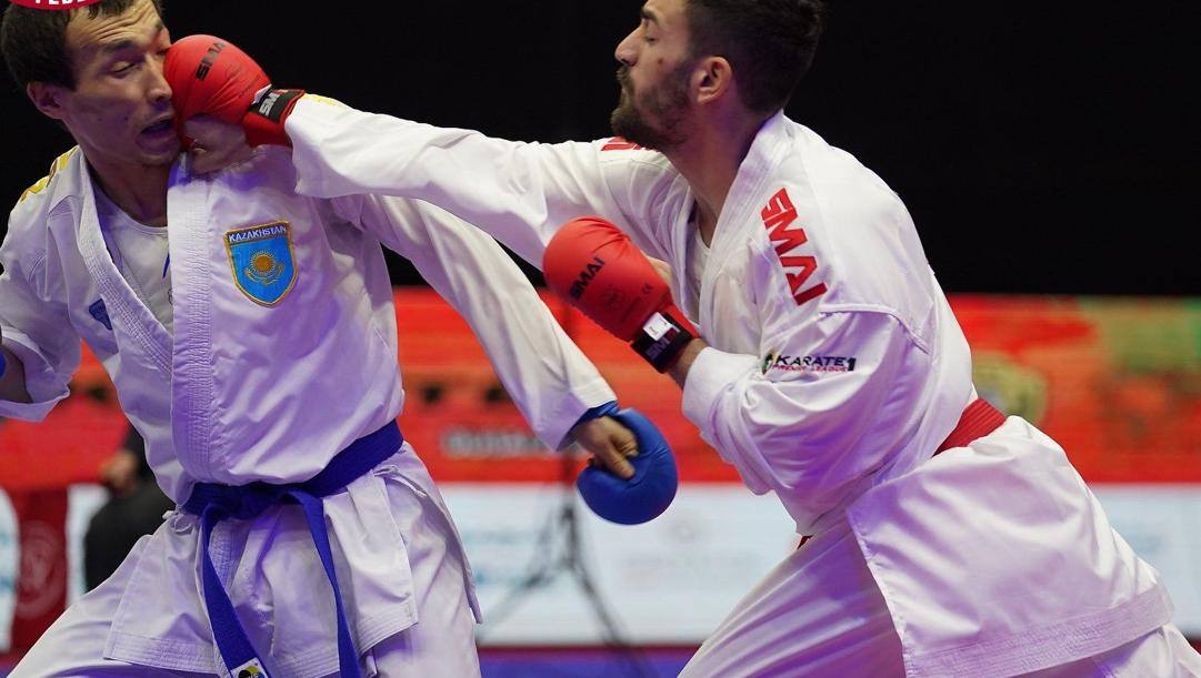 Angelo Crescenzo in azione durante la finale dei -60 kg contro il kazako Darkhan Assadilov 