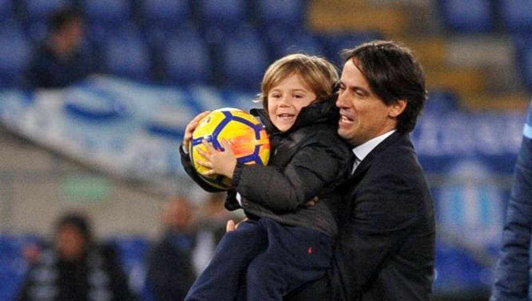 Simone Inzaghi con il figlio Lorenzo sul prato dell'Olimpico. 