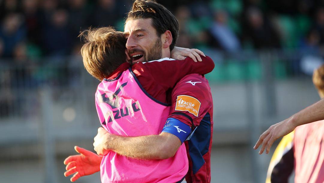 Manuel Iori festeggia con il figlio Gabriele (LAPRESSE) 
