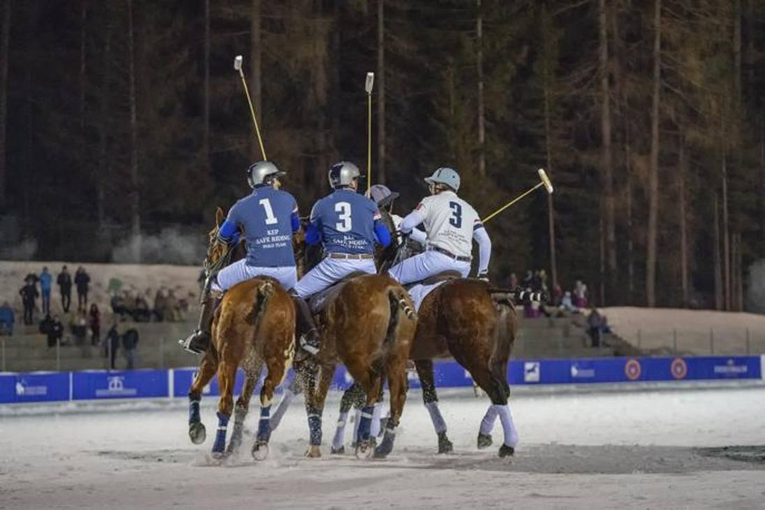  Una prima di grande successo quella del polo sulla neve in notturna andata in scena a Cortina d'Ampezzo con palcoscenico il Campo Sportivo di Fiames. Edoardo Mainetti  