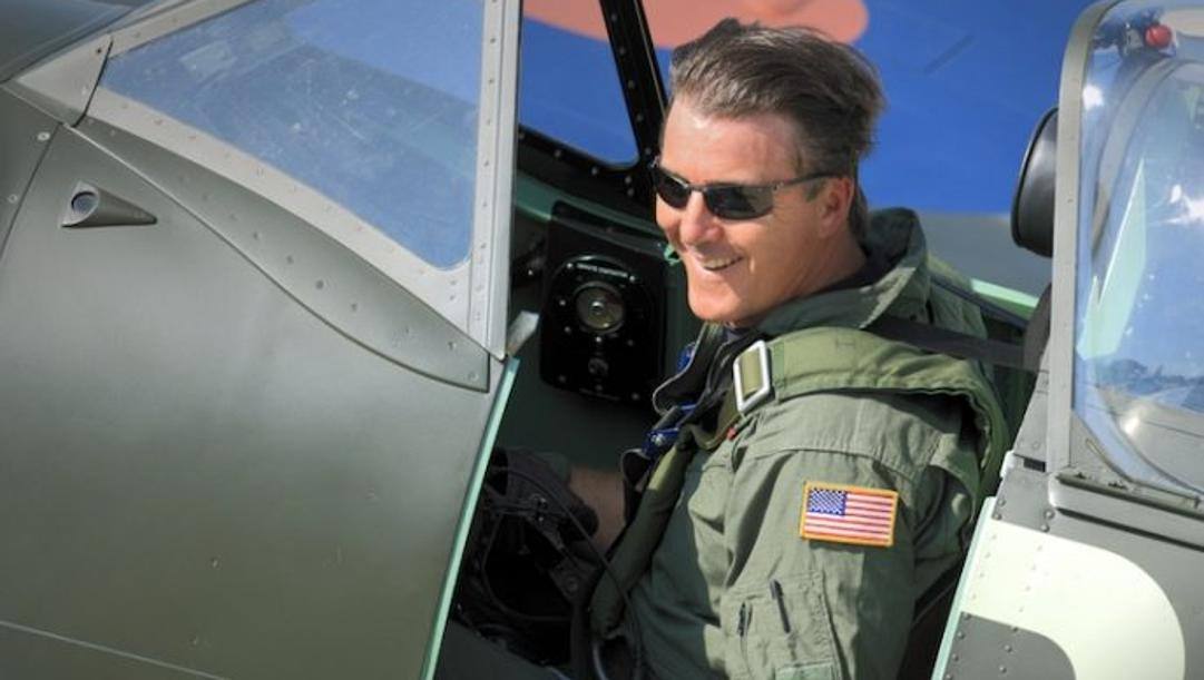 Dan Friedkin, 54 anni, possiede alcuni aerei da caccia.  