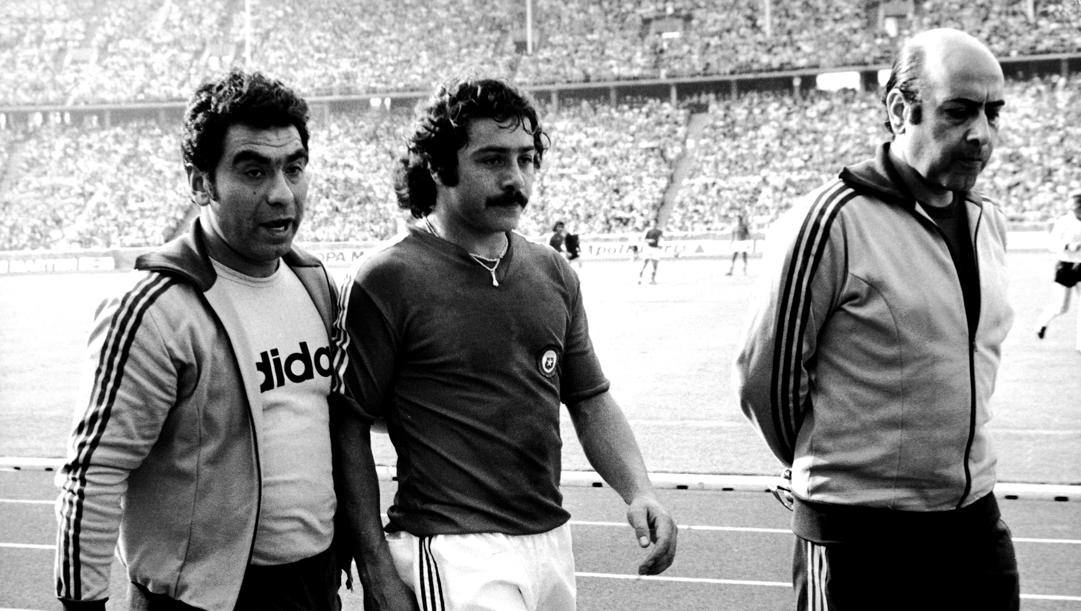 Carlos Caszely esce dopo l'espulsione in Germania Ovest-Cile ai mondiali tedeschi del 1974. Il primo giocatore nella storia dei mondiali a cui viene mostrato il cartellino rosso 