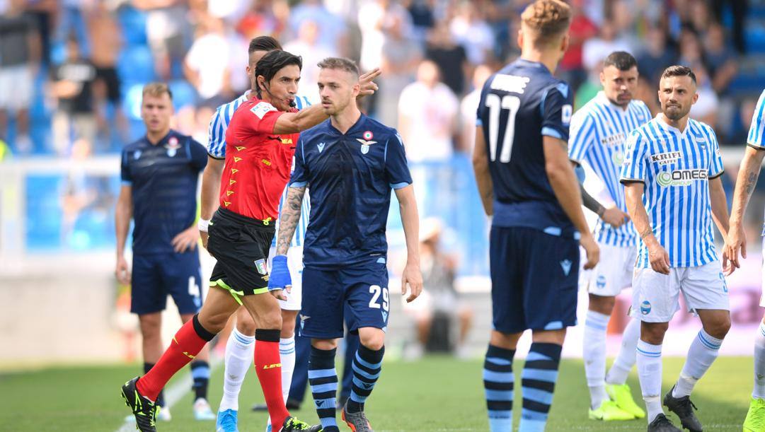 L'arbitro Gianpaolo Calvarese assegna un calcio di rigore alla Lazio per fallo di mano di Nenad Tomovic (Spal). Lapresse 