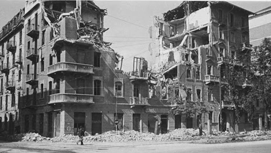 Un'immagine di Torino (Corso Peschiera) durante i bombardamenti del 1944. Museo Torino 