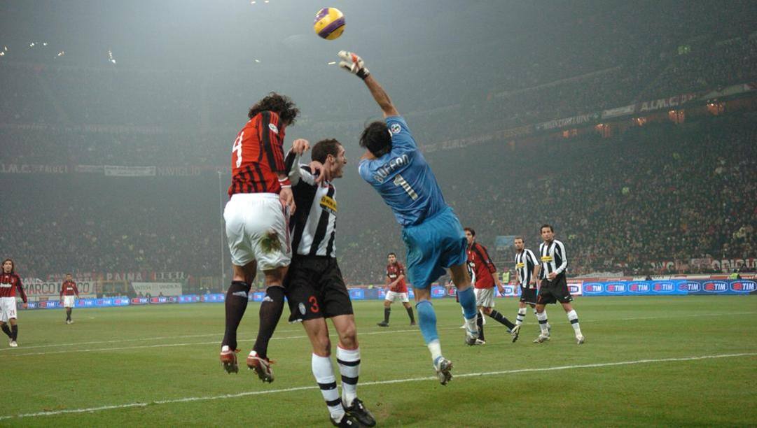 Gianluigi Buffon, 42 anni, a San Siro contro il Milan nel 2007. Dfp 