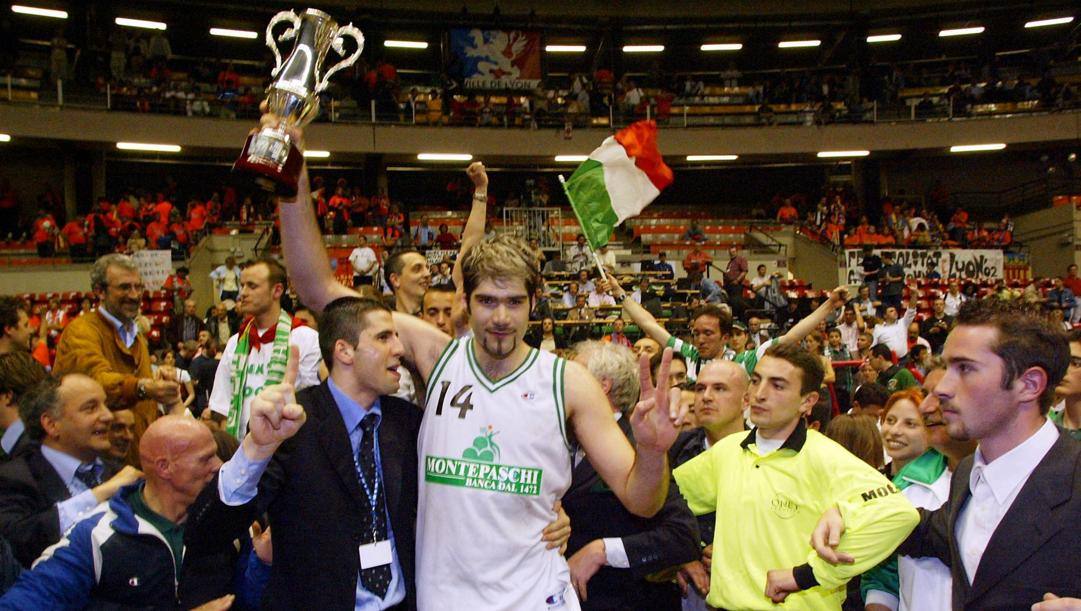 Roberto Chiacig, qui nel 2002 celebra la vittoria di Siena in Coppa Saporta. Epa 